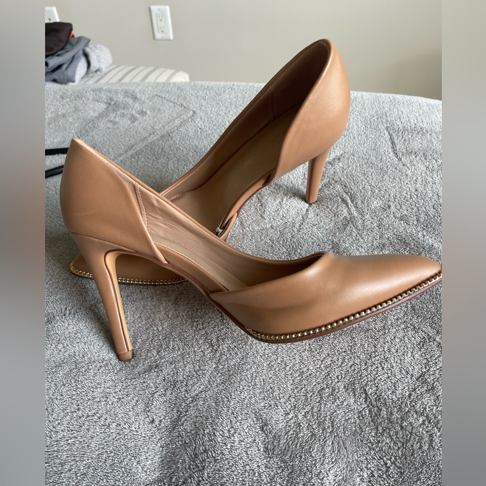 Nude pumps